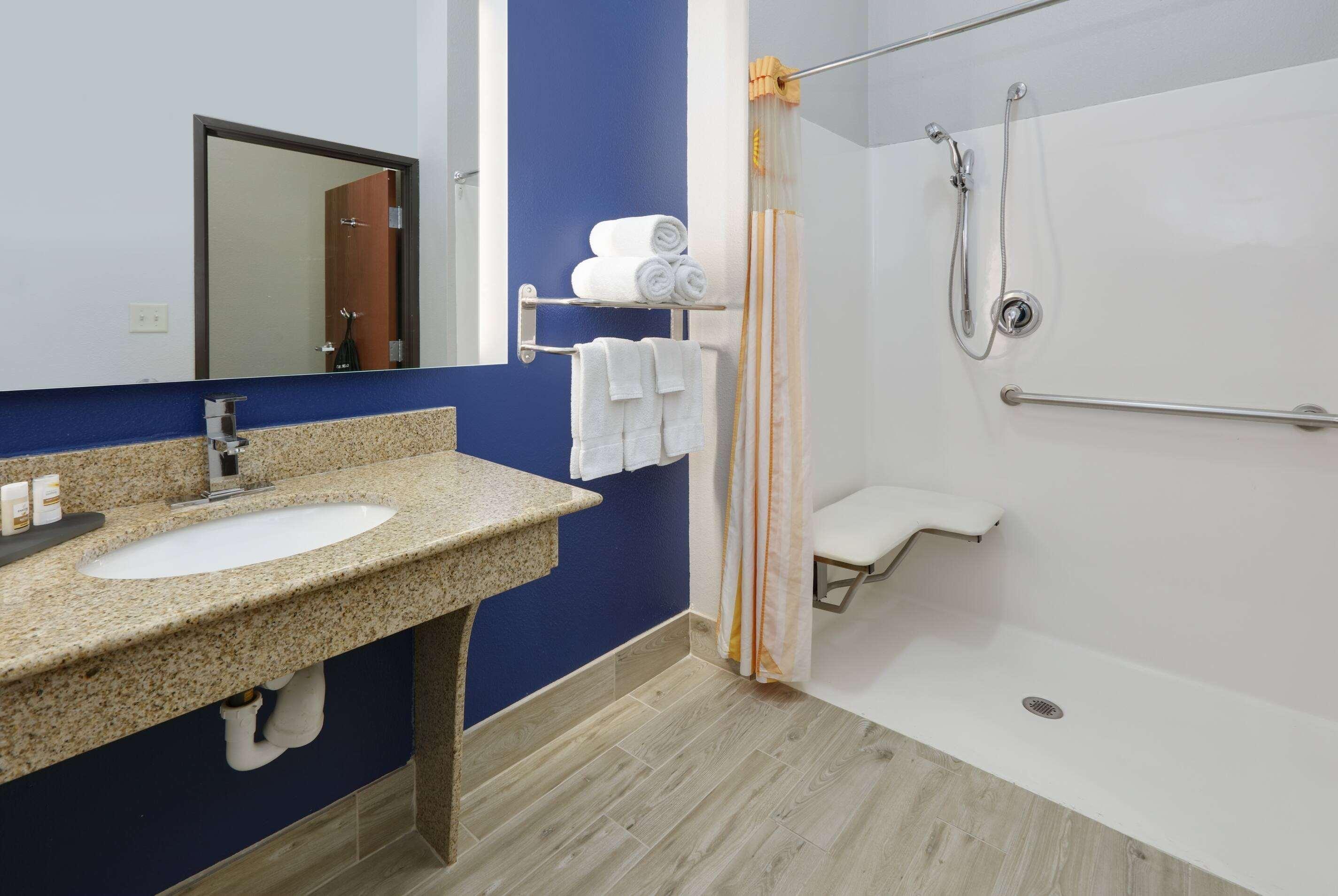 La Quinta By Wyndham Denton - University Drive Exterior photo