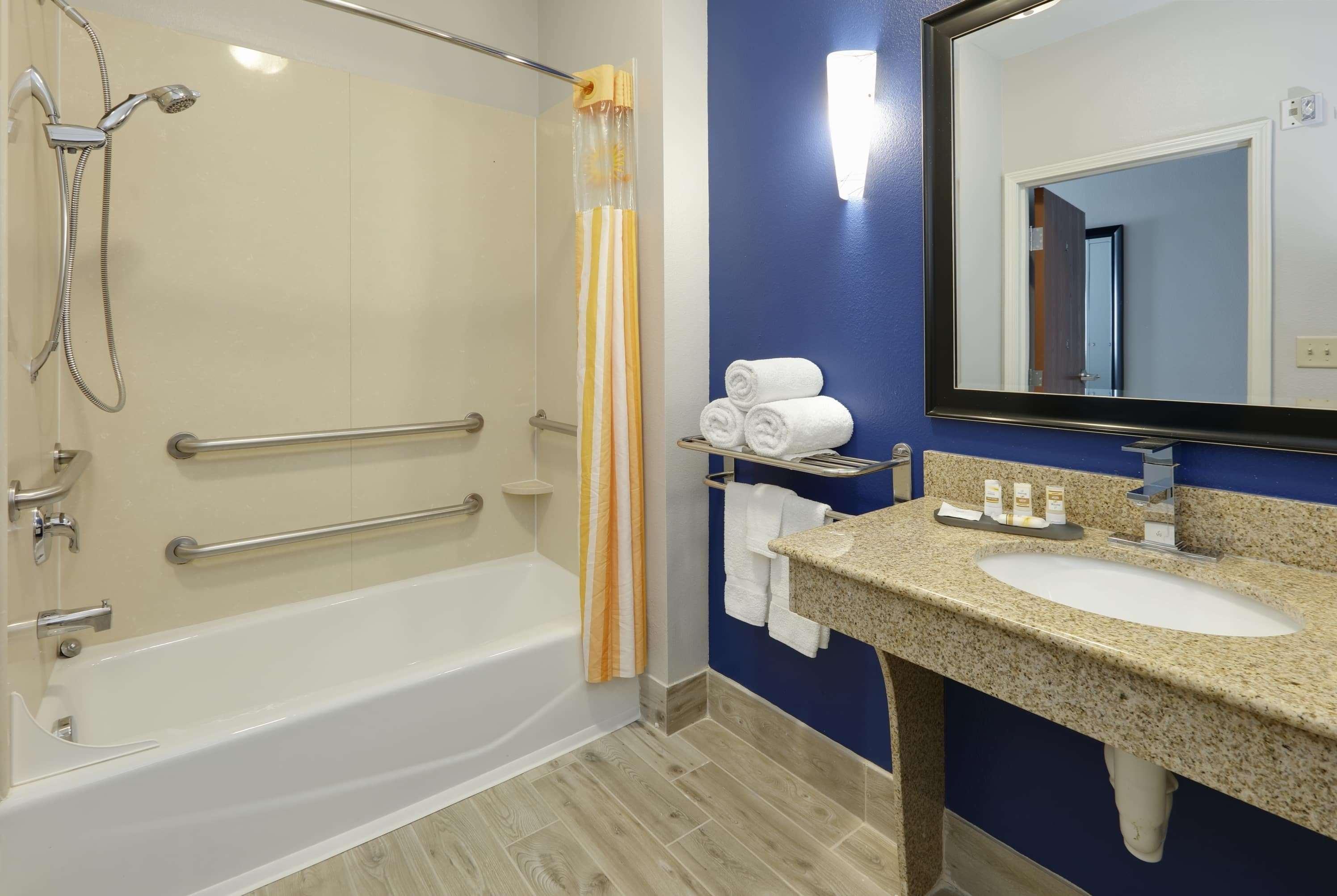 La Quinta By Wyndham Denton - University Drive Exterior photo