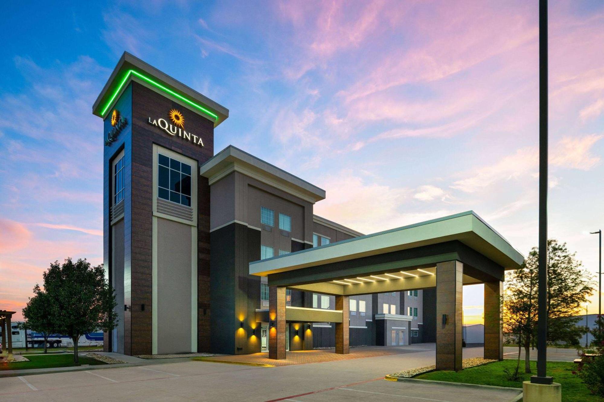 La Quinta By Wyndham Denton - University Drive Exterior photo